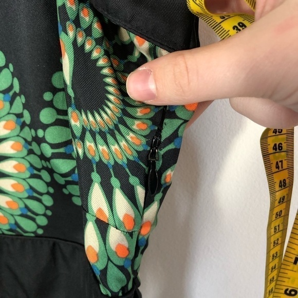 Warehouse 100% Silk Medallion Print Dress Sz 6 Green - Picture 8 of 8